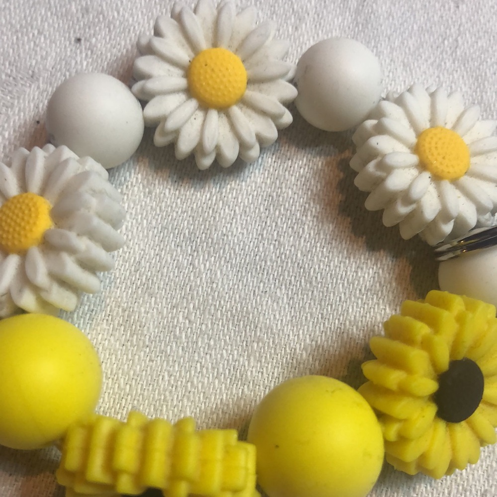 Yellow and White Daisy Keychain Bracelet - Picture 5 of 5